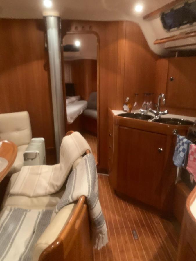 Отель Nuit Sur Un Bateau Ла-Рошель Экстерьер фото